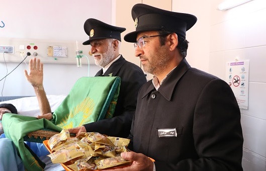 تبرک جویی از پرچم حرم مطهر امام رضا(ع) در بیمارستان علامه بهلول گنابادی