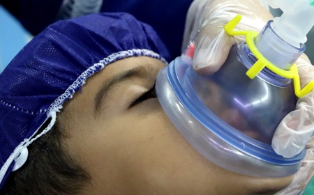 پاسداران نفس های بیماران در اتاق عمل