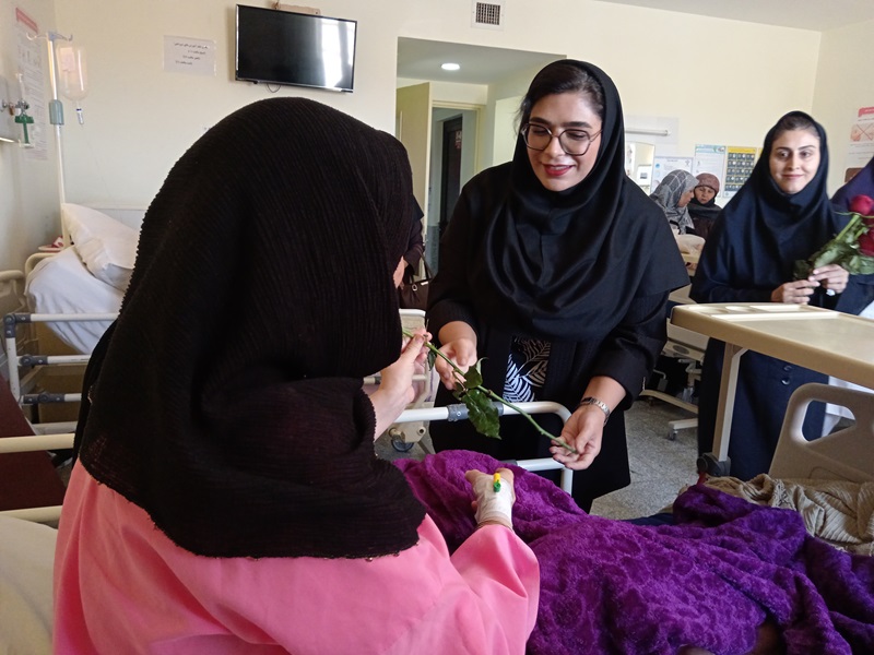 تکریم مادران بستری در بخش مامایی بیمارستان بهلول به مناسبت هفته ملی جمعیت